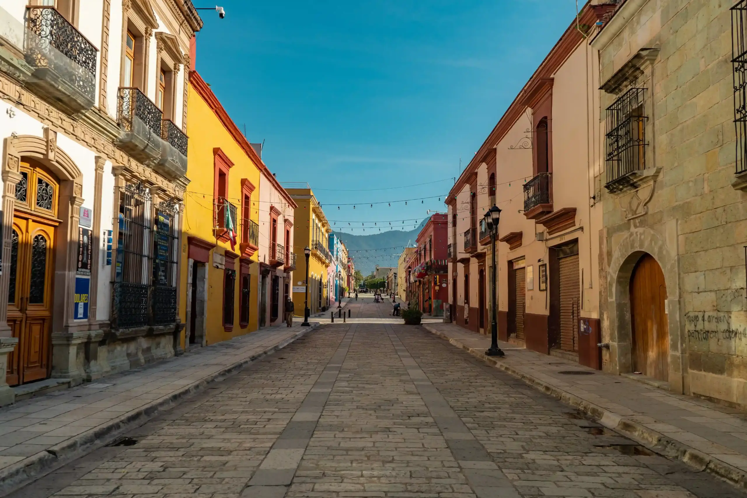 Nesta cidade mexicana, murais de arte urbana disputam espaço com igrejas barrocas.