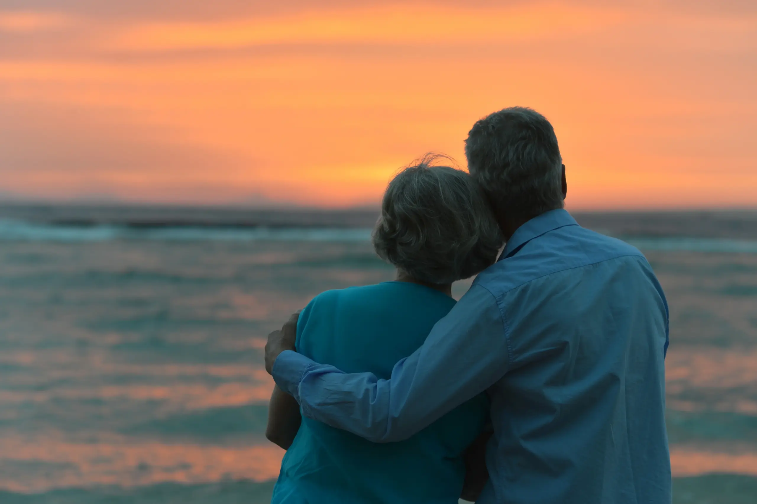 Casal maduro olhando o por do Sol