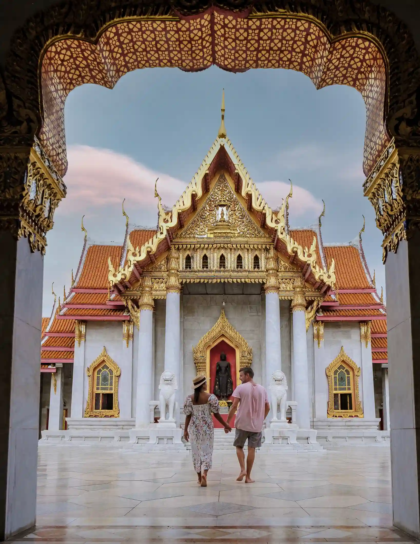 Casal visitando um templo na Tailândia