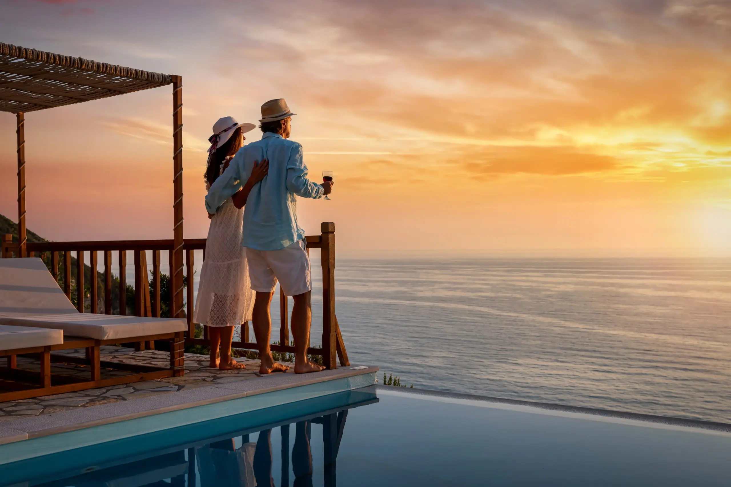 Casal em viagem romântica ao pôr do sol, vivenciando experiências exclusivas com a Be Happy Viagens
