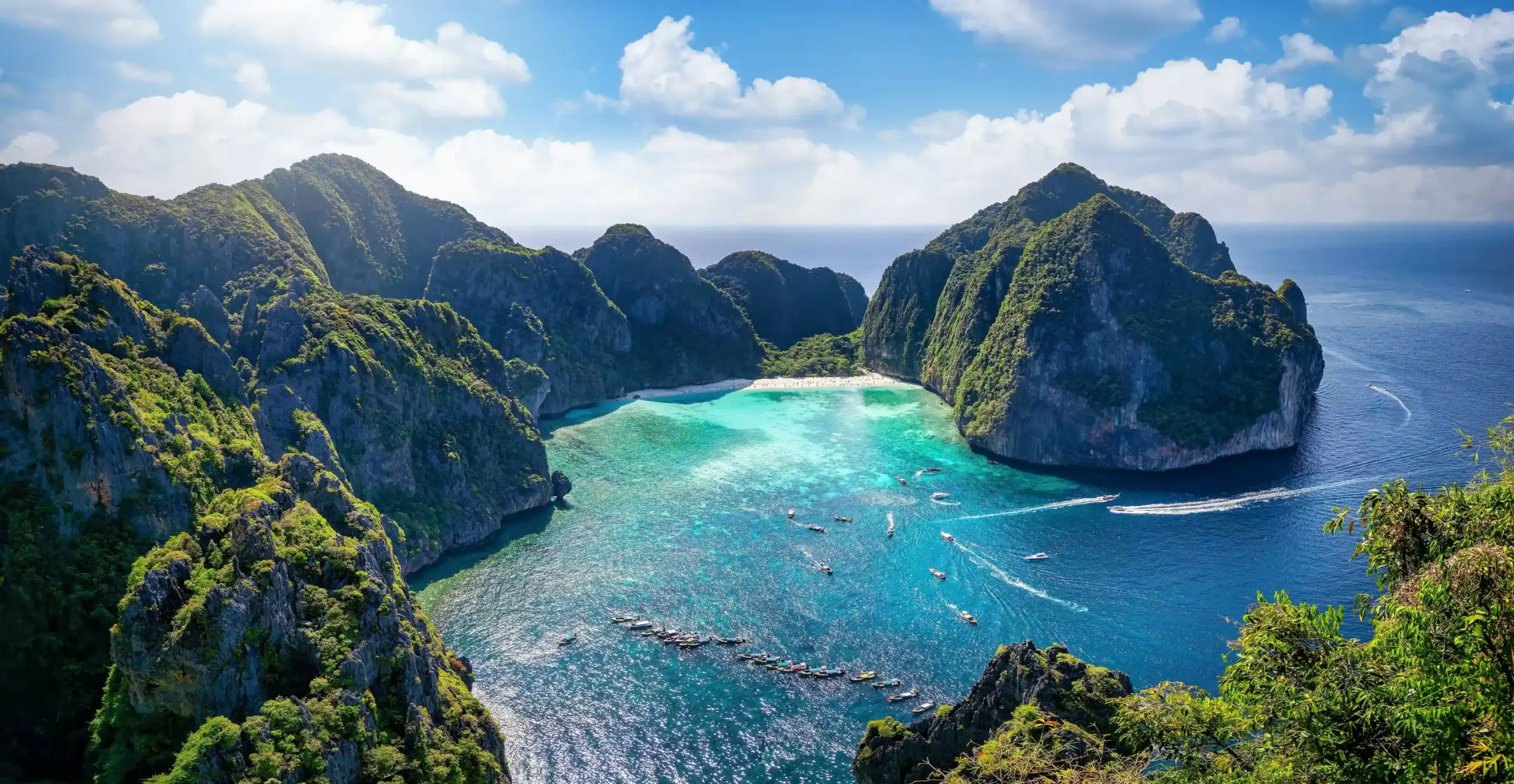Paisagem panorâmica de uma costa com mar azul turquesa e falésias dramáticas — destino único Be Happy Viagens